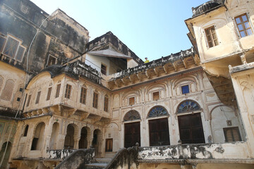 Obraz premium Mandawa Fort in Mandawa town, Jhunjhunu district of Rajasthan, India. Shekhawati region landmark. Mandawa street. Indian style, ancient architecture. Building with frescoes on the walls, building faca