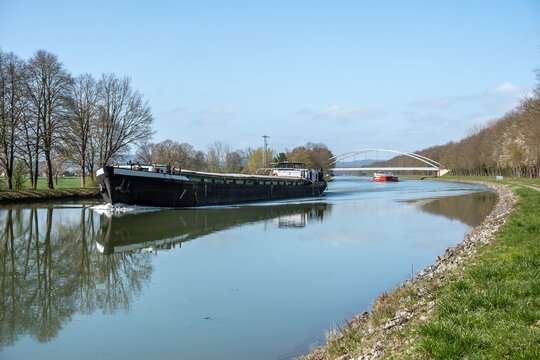 Binnenschiff auf dem Mittellandkanal mit Spiegelung im Wasser, Wimmer, Niedersachsen, Deutschland
