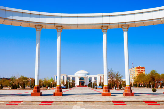 Arch at Independence square in Nukus