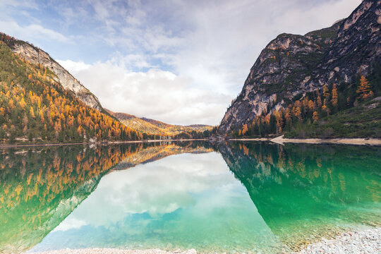 Il lago alpino di Braies in autunno, in val Fusteria in provincia di Bolzano. Dove &egrave; stata girata la serie televisiva un passo dal cielo con Terence Hill
