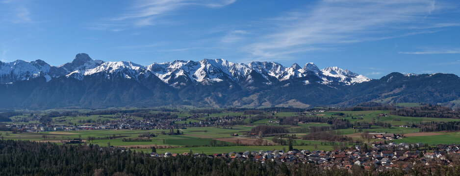 Vue panoramique sur les Alpes bernoises depuis Heimberg, pr&egrave;s de Thoune, en Suisse. Au premier plan, le plateau agricole du canton de Berne contraste avec les reliefs marqu&eacute;s de l&rsquo;Oberland bernois