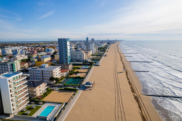 Panorama z lotu ptaka, wiosną. Lido di Jesolo to popularny, nowoczesny kurort nadmorski w północno-wschodnich Włoszech (Wenecja Euganejska). Słynie z 15-kilometrowej piaszczystej plaży i życia nocnego © Franciszek