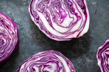 Obraz premium Vibrant sliced purple cabbage