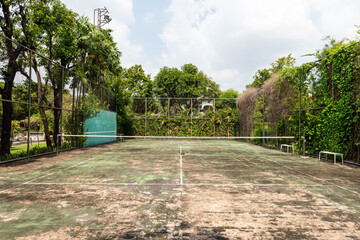 Rustic tennis court amidst greenery. © Rawpixel.com