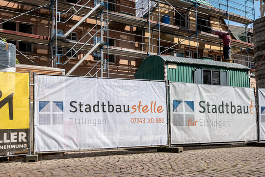 Baustellenschild Stadtbaustelle Ettlingen vor Ger&uuml;st an Altbau in Ettlingen, Baden-W&uuml;rttemberg, Deutschland