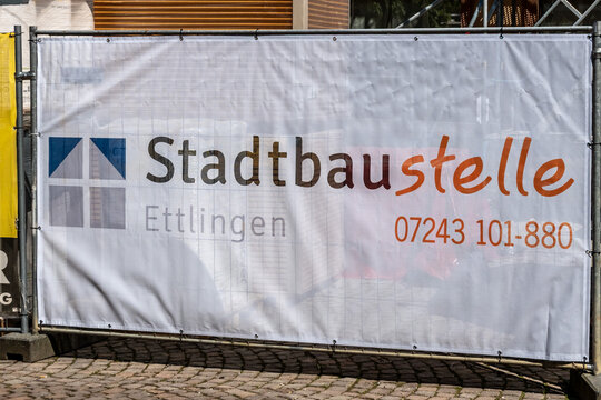 Baustellenschild Stadtbaustelle Ettlingen als Detailaufnahme in Ettlingen, Baden-W&uuml;rttemberg, Deutschland