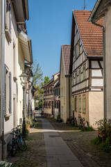 Obraz premium Altstadtgasse mit Fachwerkhäusern in Ettlingen, Baden-Württemberg, Deutschland