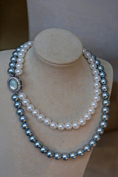 Fashionable vintage pearl necklaces jewelry with decorative stone clasp