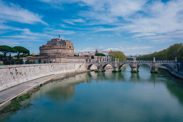 Rzym i rzeka Tyber z mostami i zabytkami. Panorama miasta w pogodny kwietniowy dzień. © Franciszek