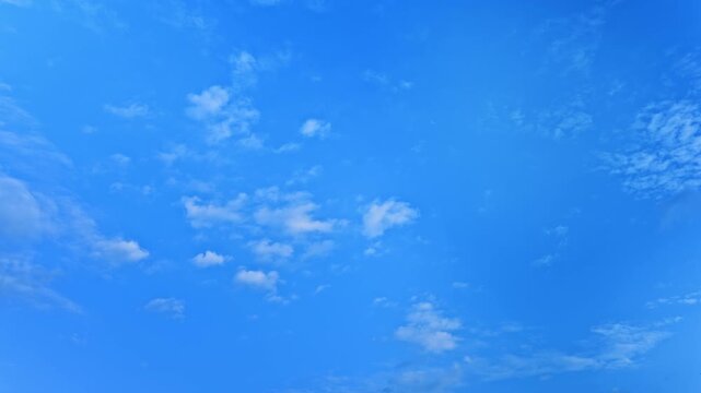 澄んだ青空とダイナミックに変化する雲のタイムラプス 背景素材