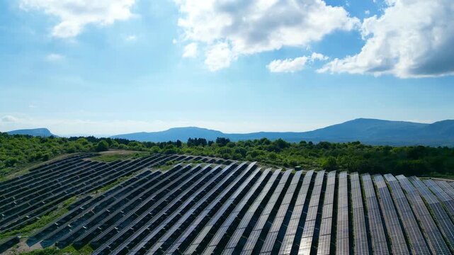 Panneaux solaires et montagnes