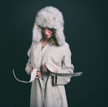 osteurop&auml;ische Frau im luxuri&ouml;sen Pelzmantel mit Fellm&uuml;tze &ndash; winterliche Eleganz, Luxus, Mode, stilvoll, K&auml;lte, Lifestyle, Studio, hochwertig, Copyspace, isoliert, freigestellt