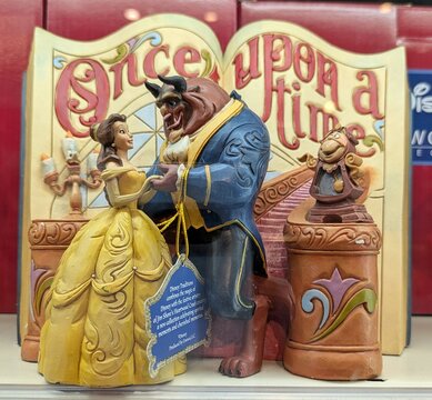 Vista de cerca de coloridas figuras de la Bella y la Bestia de Disney bailando, en tienda Toy Planet en Madrid, Espa&ntilde;a, 14 de marzo de 2026