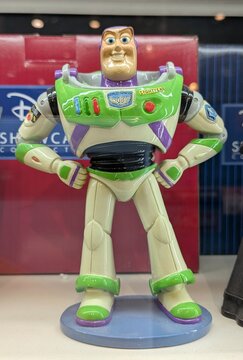 Vista de cerca de colorida figura de Buzz Lightyear, de Toy Story de Disney, en tienda Toy Planet en Madrid, Espa&ntilde;a, 14 de marzo de 2026
