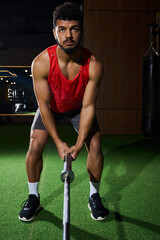 Obraz premium Dynamic workout session of a young African American man at the gym