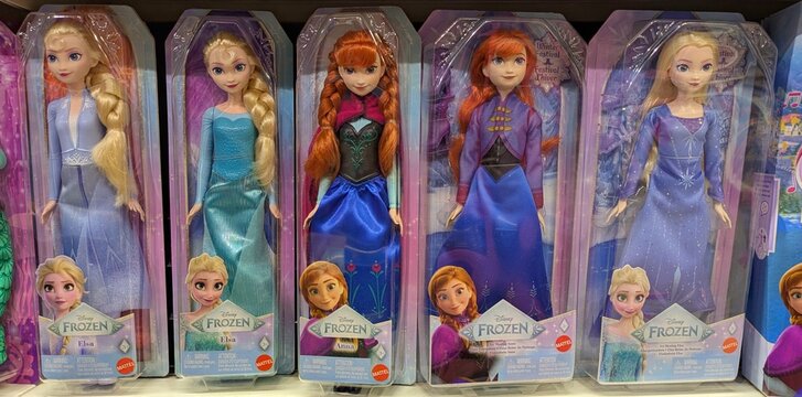 Vista de cerca de un colorido grupo de mu&ntilde;ecas de Elsa y Anna de Frozen de Disney en tienda Toy Planet en Madrid, Espa&ntilde;a, 14 de marzo de 2026