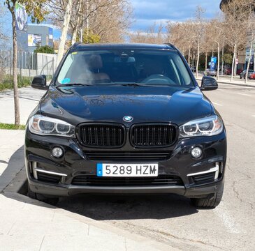 Vista frontal de un autom&oacute;vil BMW X5 aparcado en una calle de Madrid, Espa&ntilde;a, 14 de marzo de 2026