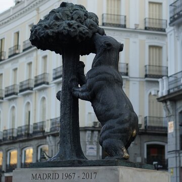El Oso y el Madro&ntilde;o Bronze Bear Statue Puerta del Sol Madrid Symbol