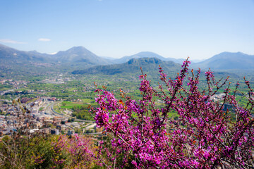 Widok na góry Apeniny ze zbocza Monte Cassino we Włoszech, wiosną podczas pięknej słonecznej pogody. © Franciszek