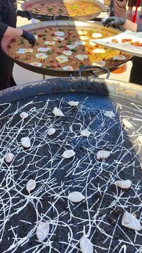 Tres paellas espa&ntilde;olas con arroz negro, alioli, chipirones, huevo frito y torrezno