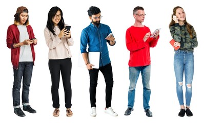 Obraz premium Diverse group using digital devices