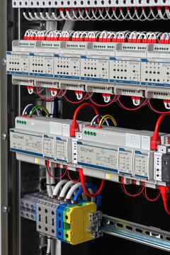 Automation modules with KNX data bus control are installed in the electrical control panel. 
