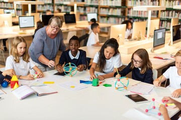 Obraz premium Children learning geometry in library