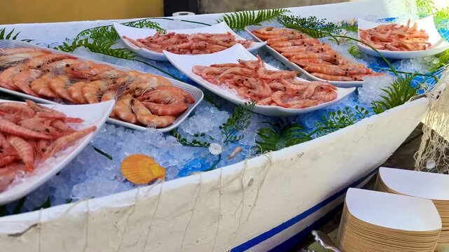 Barco de pesca cargado de marisco fresco preparado para eventos y bodas