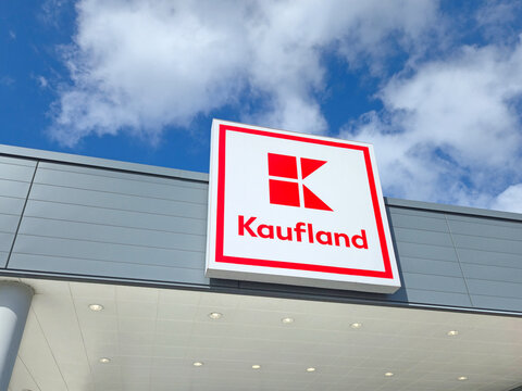 Das bekannte Logo von Kaufland, das mit dem markanten rot-wei&szlig;en Design f&uuml;r einen hohen Wiedererkennungswert sorgt.