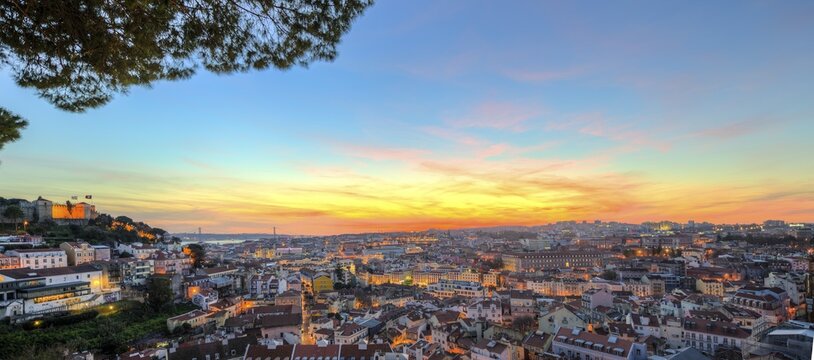 View across Lisbon, S&atilde;o Jorge Castle, sunset, Gra&ccedil;a viewpoint, Lisbon, Portugal