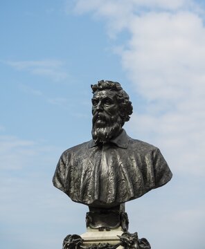 Statue of Benvenuto Cellini, Ponte Vecchio, Florence, Tuscany, Italy