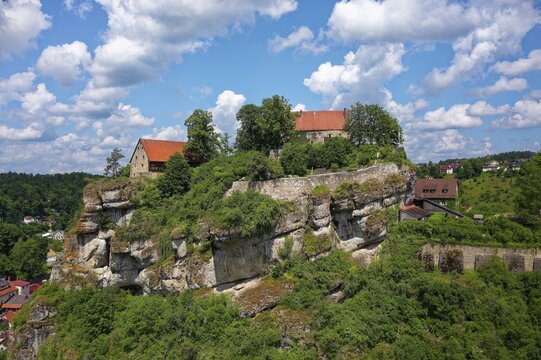 Pottenstein Castle with castle museum, hilltop castle, Spornburg, geotope, Franconian Switzerland-Veldenstein Forest nature park Park, Upper Franconia, Franconia, Bavaria, Germany
