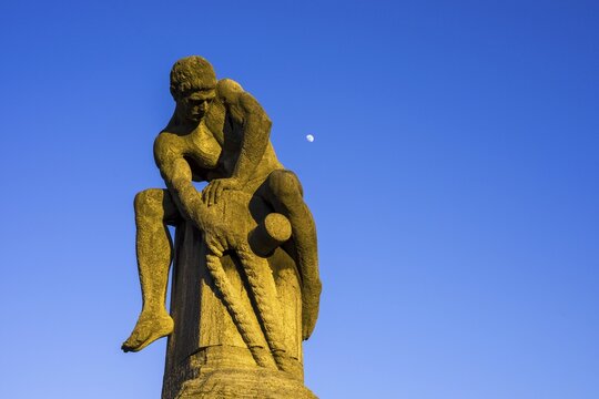Sculpture, the tug-of-war man by Nikolaus Friedrich, Cologne, North Rhine-Westphalia, Germany