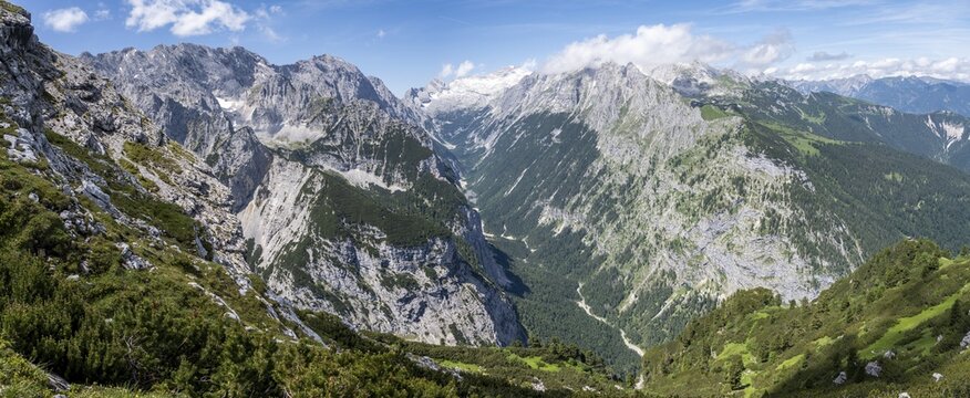 View into the Reintal valley and of the peaks of the Wetterstein mountains, on the left Hochwanner and Hinterreintalschrofen, on the right summit of the Zugspitze and Alpspitze with Zugspitzplatt, hiking trail to the Meilerh&uuml;tte, Wetterstein mountains, Garmisch Partenkirchen, Bavaria, Germany