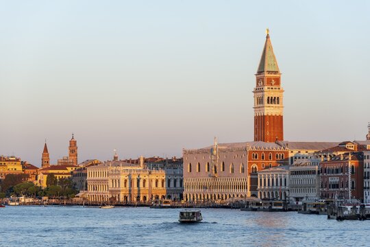 Evening atmosphere, Doge's Palace and Campanile bell tower, Venice, Veneto, Italy