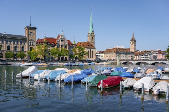 Fraum&uuml;nster, boats on the Limmat, Old Town of Zurich, Switzerland