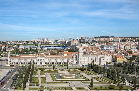 Jardim da Pra&ccedil;a do Imp&eacute;rio with fountain and Mosteiro dos J&eacute;ronimos from above, Hieronymus Monastery, Unesco World Heritage Site, Belem, Lisbon, Portugal