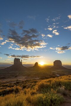 Sunrise, mesas West Mitten Butte, East Mitten Butte, Merrick Butte, Scenic Drive, Monument Valley, Monument Valley, Navajo Tribal Park, Navajo Nation, Arizona, Utah, USA