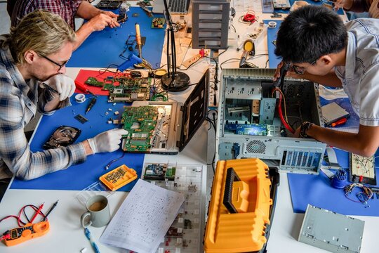 Collaborative electronics repair workshop