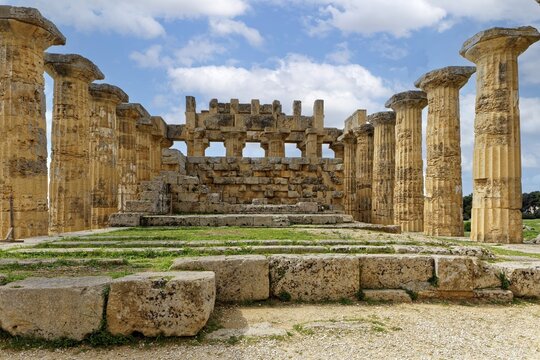 Ruins, ancient Greek temple E, also Hera temple, or temple of Hera, Lakinia or Iuno Lacinia, 460 to 450 BC, Doric peripteros, 6 &times; 13 columns, four-tiered substructure (crepis), archaeological sites of Selinunte, Parco Archeologico di Selinunte, Castelvetrano, municipal consortium of Trapani, Sicily, Italy, Mediterranean Sea