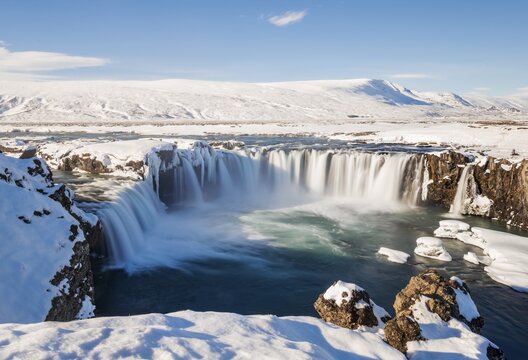 Waterfall G&oacute;&eth;afoss, Godafoss in winter with snow and ice, Skj&aacute;lfandaflj&oacute;t river, Nor&eth;urland vestra, Northern Iceland, Iceland