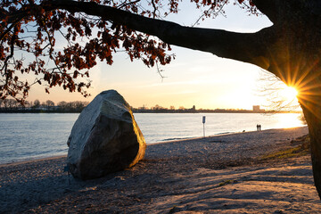 Famous boulder (Alter Schwede) at the beach of the Elbe River in Hamburg © Calado
