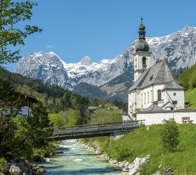 Parish church St. Sebastian, Ramsauer Ache, Reiteralpe in the background, Ramsau, Berchtesgaden area, Upper Bavaria, Bavaria, Germany