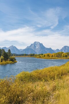 Snake River at Oxbow Bend, back Mount Moran, Teton Range, Grand Teton National Park, Wyoming, USA
