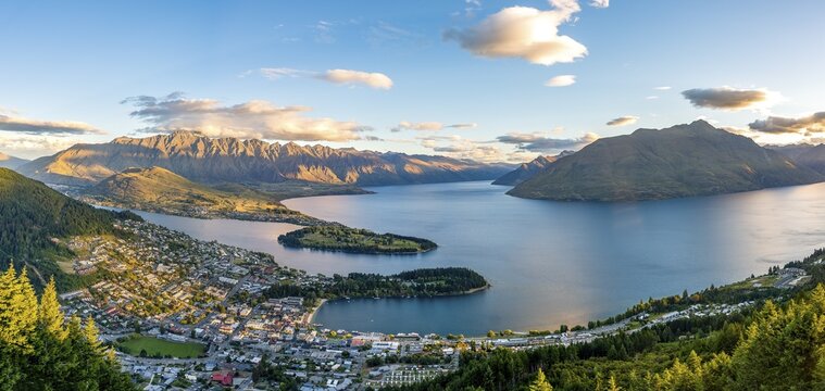 View of Lake Wakatipu and Queenstown at sunset, Ben Lomond Scenic Reserve, The Remarkables mountain range, Otago, South Island, New Zealand