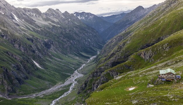 Greizer Hut, Berliner H&ouml;henweg, in the back Bergtal Floitengrund, Felsk&ouml;pfl and Triebbachkopf, Zillertaler Alps, Zillertal, Tyrol, Austria