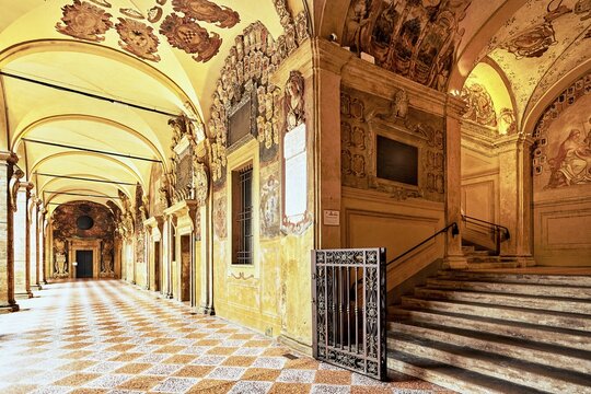 Archiginnasio Anatomical Theatre (Teatro Anatomico dell'Archiginnasio), courtyard with arcades, Bologna, Emilia-Romagna, Italy