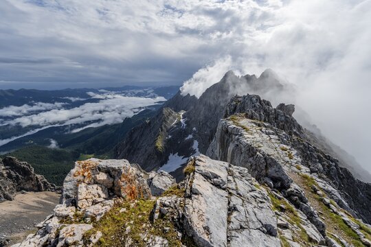 View from the summit, Westliche T&ouml;rlspitze, mountains with dramatic clouds, Wetterstein Mountains, Garmisch-Partenkirchen, Bavaria, Germany