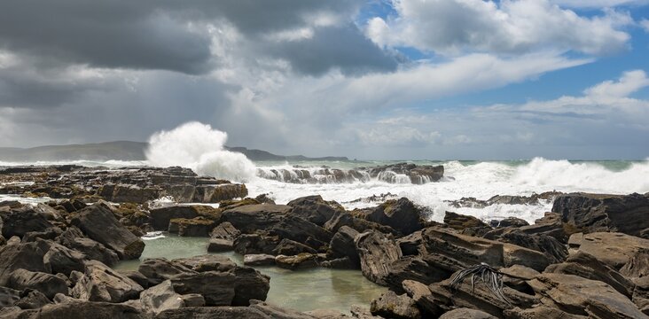 High waves, splashing spray, waves beating against rocky coastline, stormy sea, Curio Bay, Southlands, South Island, New Zealand