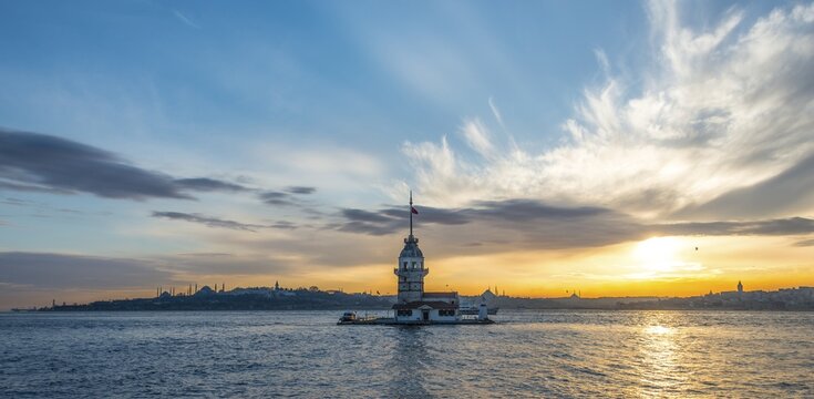 Kız Kulesi, Maiden's Tower or Leander's Tower at sunset, island in Bosporus, &Uuml;sk&uuml;dar, Istanbul Turkey